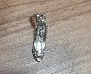 Charm zapato GUESS