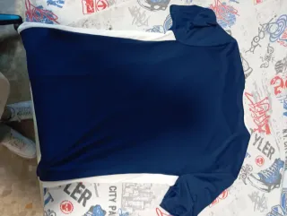 Camiseta deportiva azul y blanca
