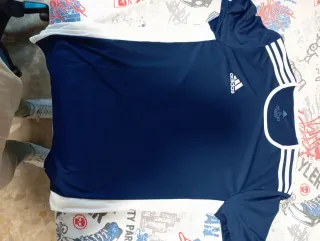 Camiseta deportiva azul y blanca