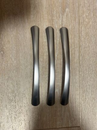 Tiradores muebles curvos plateados