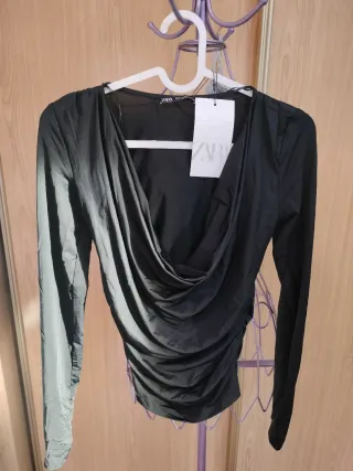 Camiseta Zara manga larga drapeada negra