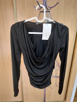 Camiseta Zara manga larga drapeada negra