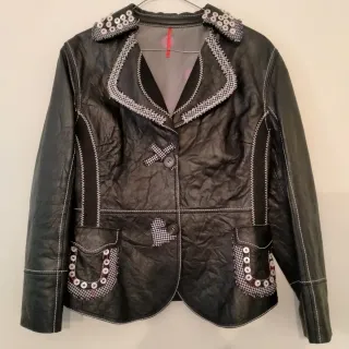 Chaqueta americana negra con detalles