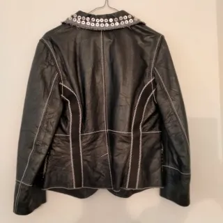 Chaqueta americana negra con detalles