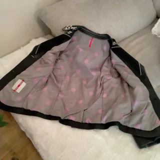 Chaqueta americana negra con detalles