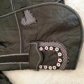 Chaqueta americana negra con detalles