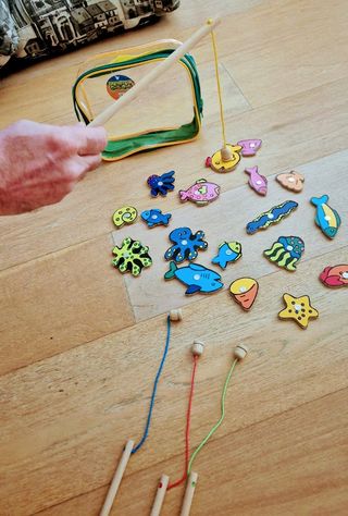 Gioco di pesca con canna e pesci