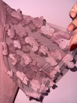 Vestido rosa con perlas y flores