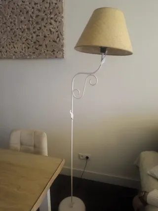 Lámpara de pie forja beige y blanca