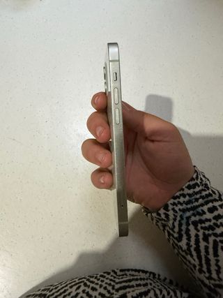 iPhone 12 verde pastel y tiene un 76%de batería