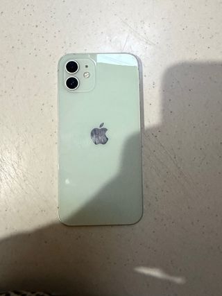 iPhone 12 verde pastel y tiene un 76%de batería