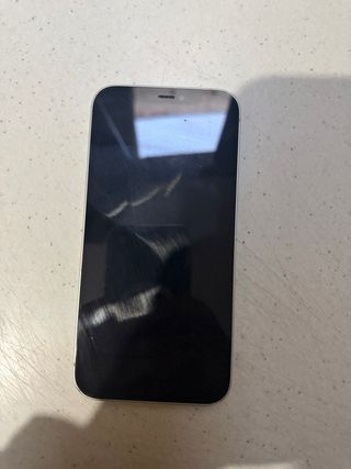 iPhone 12 verde pastel y tiene un 76%de batería