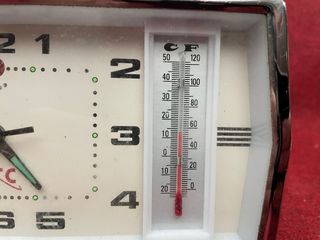 Vintage reloj despertador de cuerda con termómetro