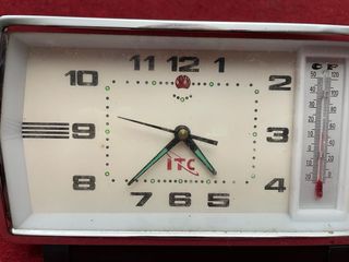 Vintage reloj despertador de cuerda con termómetro