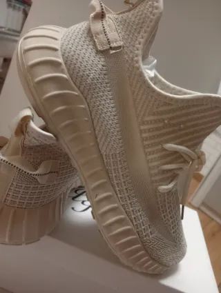 Zapatillas deportivas beige y blancas