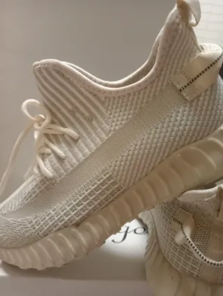 Zapatillas deportivas beige y blancas