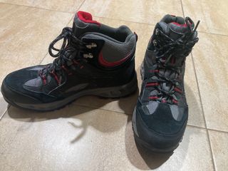 Botas unisex de montaña Decathlon negras y rojas