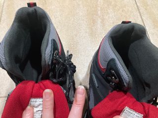 Botas unisex de montaña Decathlon negras y rojas