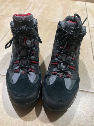 Botas unisex de montaña Decathlon negras y rojas