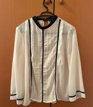 Blusa blanca con detalles negros