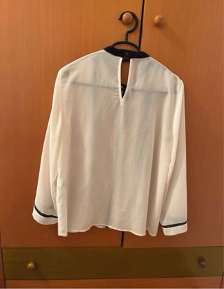 Blusa blanca con detalles negros