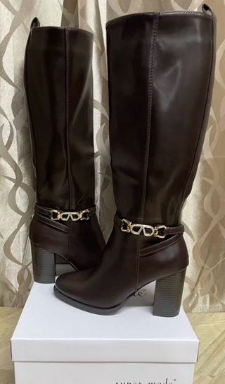 Stivali alti marroni con tacco