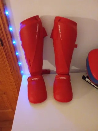 Espinilleras Muay Thai Rojas