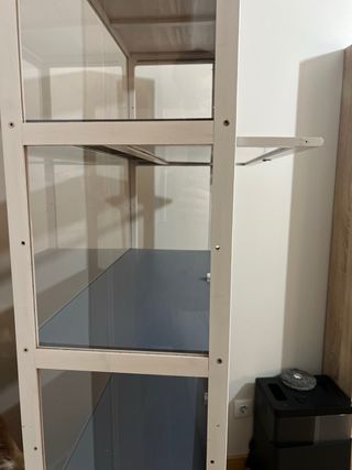 Vitrina expositora blanca y vidrio templado