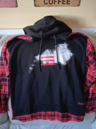 Sudadera Bershka Capucha Roja y Negra