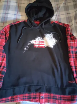 Sudadera Bershka Capucha Roja y Negra