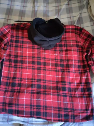 Sudadera Bershka Capucha Roja y Negra