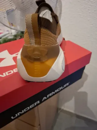 Zapatillas Under Armour Beige/Marrón.