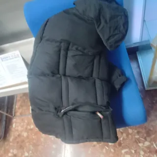 Chaqueta negra aislante para el frío