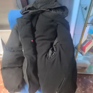 Chaqueta negra aislante para el frío