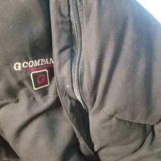 Chaqueta negra aislante para el frío