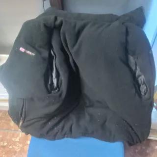 Chaqueta negra aislante para el frío