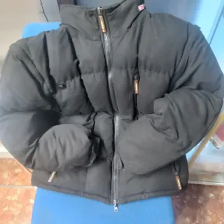 Chaqueta negra aislante para el frío