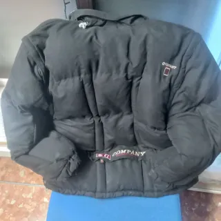 Chaqueta negra aislante para el frío