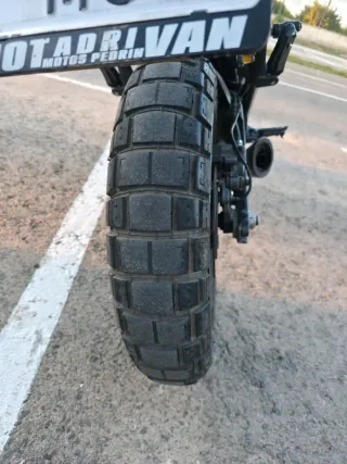 Moto Zontes GK125 Negra Naranja