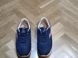 Zapatillas deportivas azul y rosa