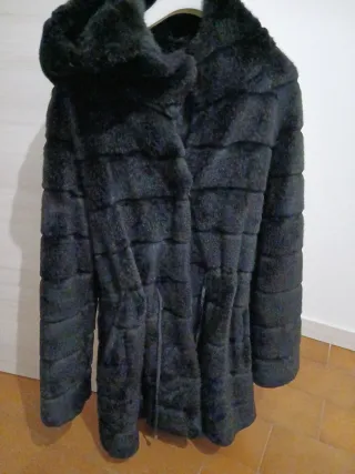 Giacca in pelliccia sintetica nera con cappuccio