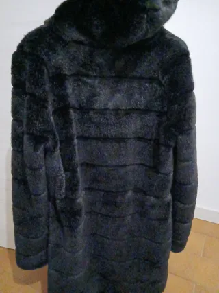 Giacca in pelliccia sintetica nera con cappuccio