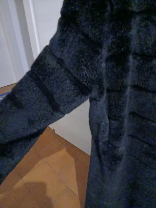 Giacca in pelliccia sintetica nera con cappuccio