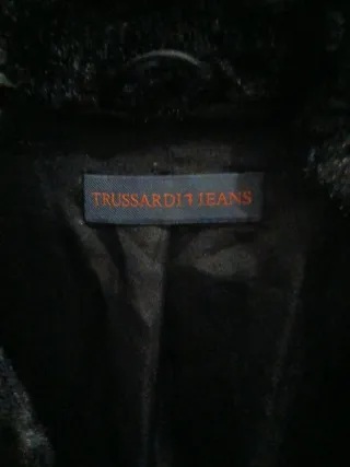 Giacca in pelliccia sintetica nera con cappuccio