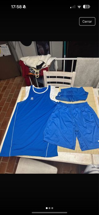 Conjunto deportivo azul y blanco