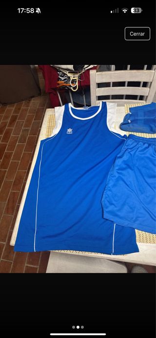 Conjunto deportivo azul y blanco