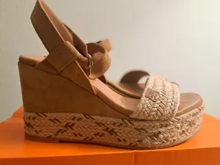 Sandalias cuña POPA beige/marrón