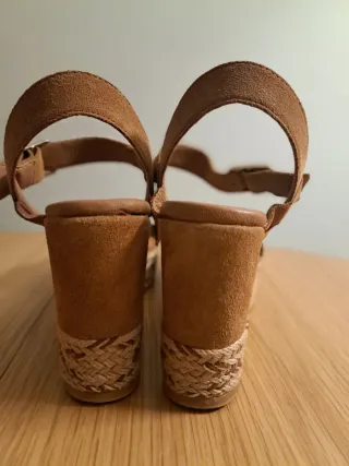 Sandalias cuña POPA beige/marrón