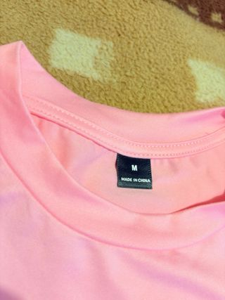 Crop Top rosa con estampado de coches