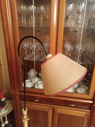 Lámpara de pie de tela y madera